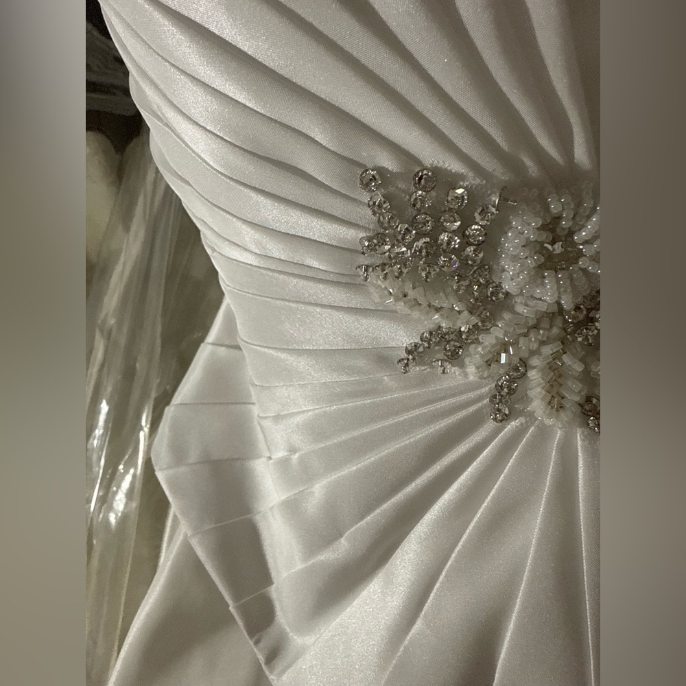 Elegant White Strapless Gown